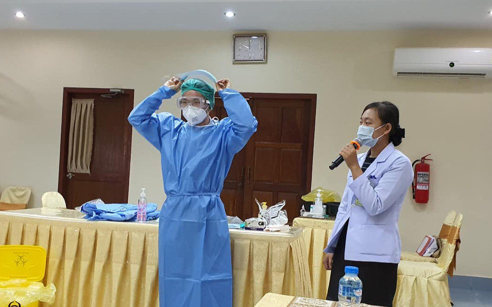 Nhóm chuyên gia Việt Nam tổ chức tập huấn công tác chuyên môn và kiểm soát nhiễm khuẩn cho nhân viên y tế thuộc các bệnh viện của tỉnh Champasak, ngày 15-5. Chuyên gia Việt Nam hỗ trợ cấp cứu kịp thời một thai phụ Lào mắc Covid-19 -0