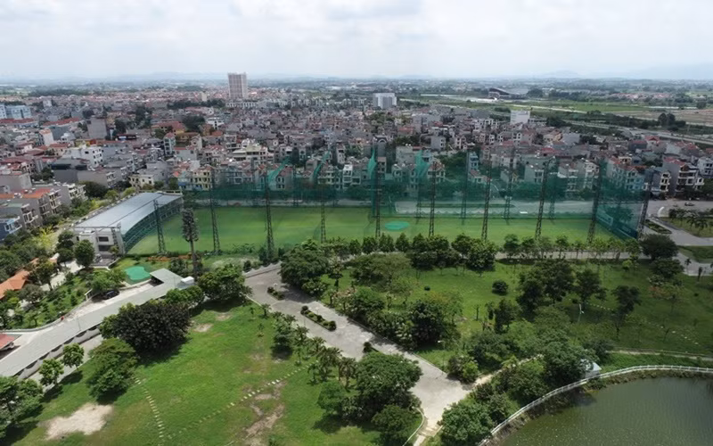 Sân tập golf nằm trong công viên Hoàng Hoa Thám, TP Bắc Giang.