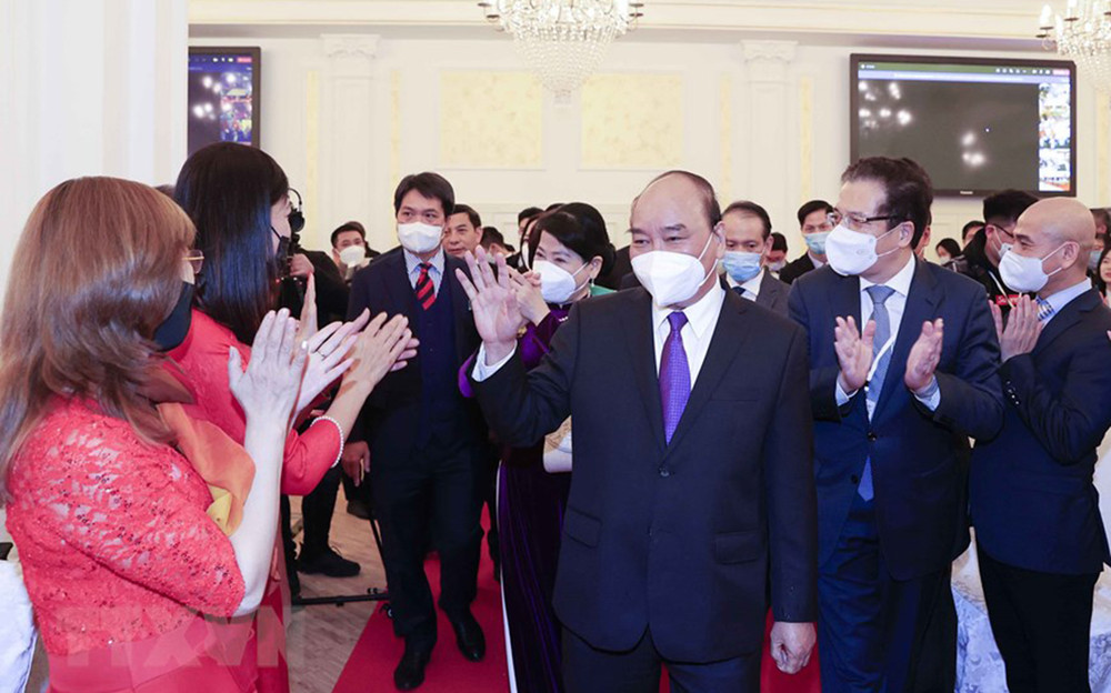 Chủ tịch nước Nguyễn Xuân Phúc gặp gỡ đại diện cộng đồng Việt Nam tại Liên bang Nga. (Ảnh: Thống Nhất/TTXVN) Hình ảnh Chủ tịch nước Nguyễn Xuân Phúc gặp gỡ đại diện cộng đồng Việt Nam tại Nga -0