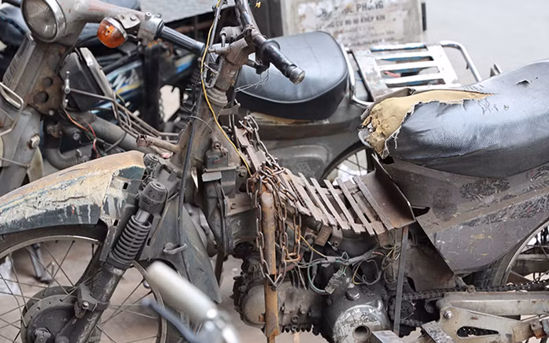 Xe máy “đồng nát” tung hoành trên đường phố Hà Nội -0