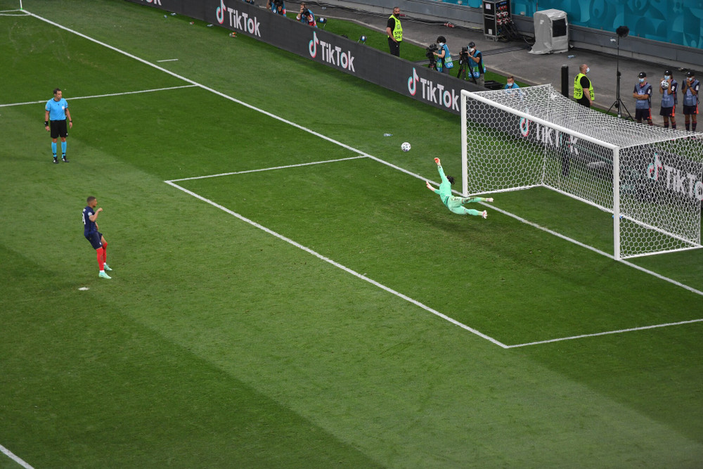 Mbappe đã đá hỏng ở lượt sút thứ 5, đá bay luôn tấm vé vào tứ kết của Pháp. (Ảnh: UEFA) Thắng kịch tính luân lưu, Thụy Sĩ loại Pháp tiến vào tứ kết Euro 2020 -0