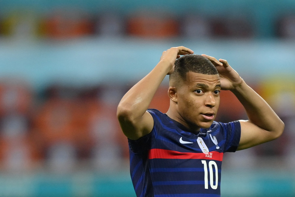 Mbappe như không tin vào mắt mình sau pha bỏ lỡ trên chấm luân lưu. Ngôi sao của PSG trở thành tội đồ trong thất bại của người Pháp khi là cầu thủ duy nhất không thực hiện thành công sau năm lượt sút 11m. (Ảnh: UEFA) Cận cảnh Pháp gục ngã trên chấm luân lưu, nhường vé vào tứ kết Euro cho Thụy Sĩ -0