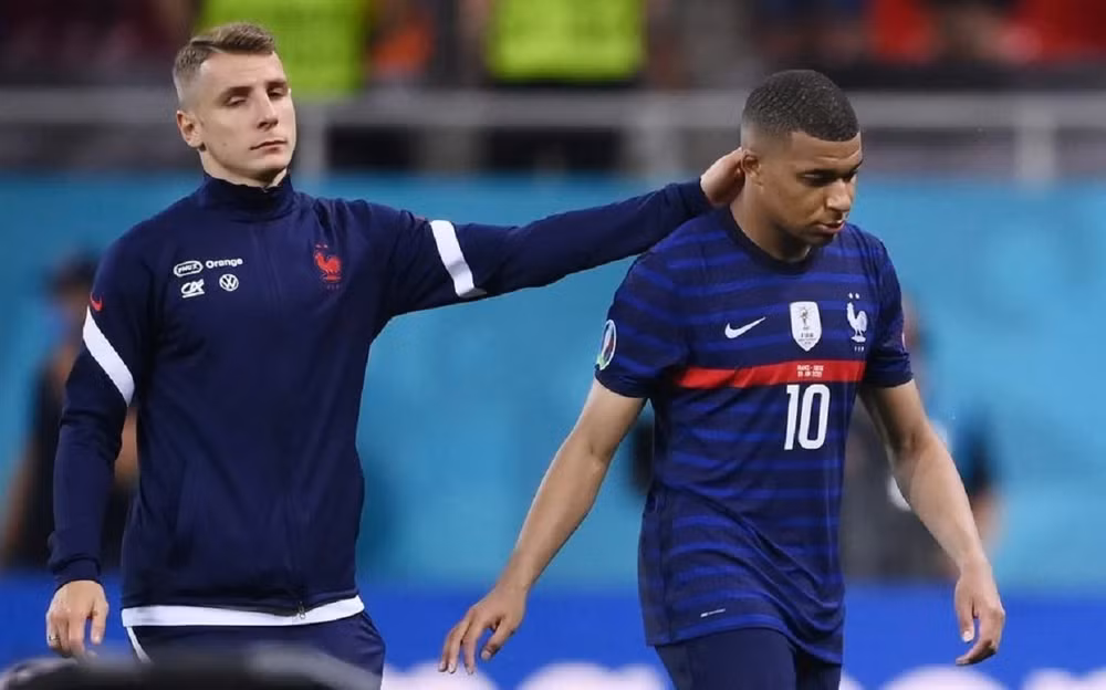 Kylian Mbappe đá hỏng quả luân lưu quyết định, khiến Pháp mất vé vào tứ kết Euro 2020. (Ảnh: Reuters)