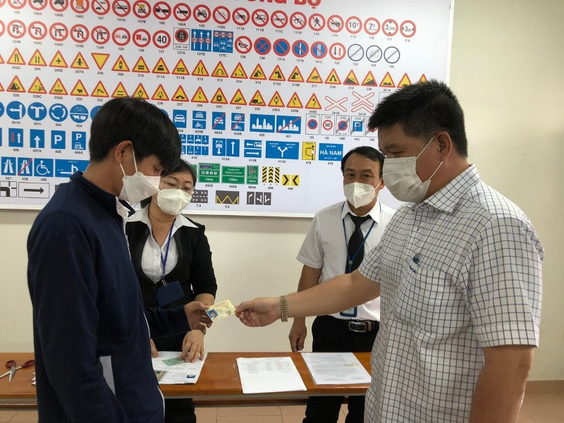 Sở Giao thông vận tải TP Hồ Chí Minh thực hiện thí điểm cấp giấy phép lái xe tại chỗ sau khi có kết quả sát hạch.