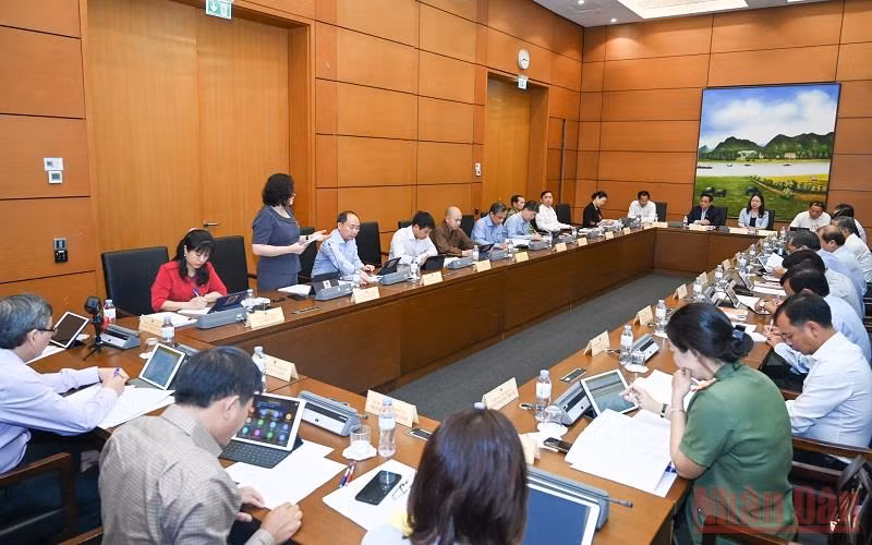 Quang cảnh phiên thảo luận tại Tổ 4 sáng 25/5. (Ảnh: LINH KHOA)