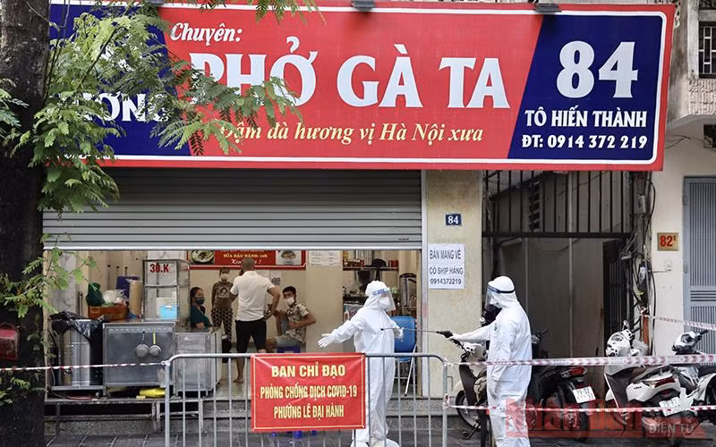 Khu vực bị phong toả trên phố Tô Hiến Thành. (Ảnh: DUY LINH)