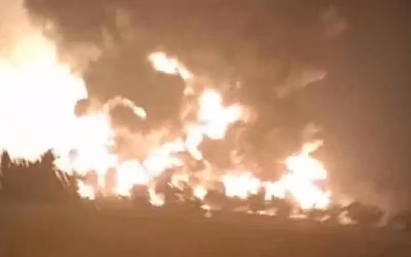 Hiện trường đám cháy tại nhà máy lọc dầu. (Ảnh: Antara)