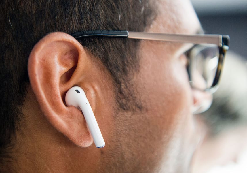"Vỏ sò nhỏ" của nhà văn Bradbury đã trở thành hiện thực vào năm 2016 , khi Apple trình làng AirPods. Tai nghe không dây nhỏ, màu trắng nằm trong tai người dùng và kết nối với iPhone qua Bluetooth. Ảnh: Getty Images. Những phát minh được hiện thực hóa từ khoa học viễn tưởng -0
