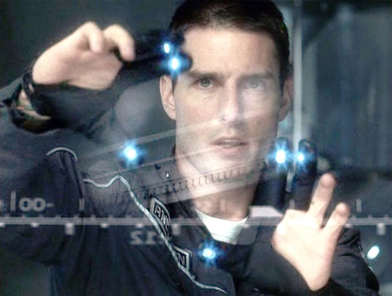 Năm 2002, trong bộ phim "Minority Report" dựa trên truyện ngắn năm 1956 của nhà văn Mỹ Philip K. Dick, nhân vật John Anderton do Tom Cruise thủ vai sử dụng hệ thống máy tính bằng cử chỉ, vuốt và phóng to trên màn hình. Ảnh: Getty Images. Những phát minh được hiện thực hóa từ khoa học viễn tưởng -0