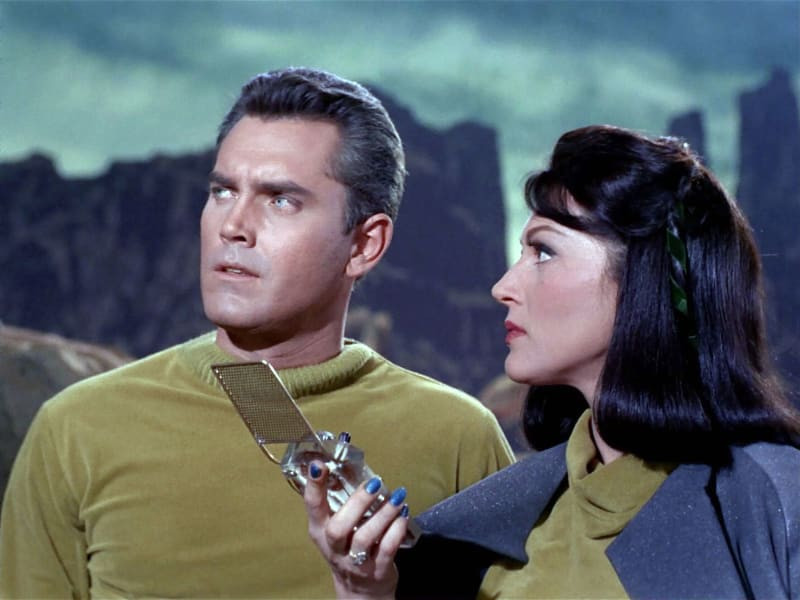 Trong bộ phim truyền hình "Star Trek" được phát sóng lần đầu tiên trên TV vào năm 1966, các nhân vật trong phim đã sử dụng "máy liên lạc" để liên lạc với nhau. Phải 30 năm sau, điện thoại nắp gập mới trở thành hiện thực. Ảnh: CBS / Getty Images. Những phát minh được hiện thực hóa từ khoa học viễn tưởng -0