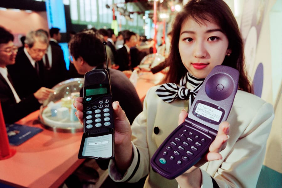 Điện thoại di động nắp gập được Motorola tiên phong. Những nguyên mẫu ban đầu này được trưng bày tại triển lãm Communications Tokyo vào năm 1995. Ảnh: Getty Images. Những phát minh được hiện thực hóa từ khoa học viễn tưởng -0