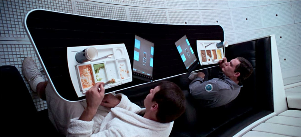 Năm 1968, bộ phim khoa học viễn tưởng của đạo diễn Stanley Kubrick "2001: A Space Odyssey" có hình ảnh phi hành đoàn sử dụng máy tính bảng thông minh để xem TV và phim. Ảnh: MGM. Những phát minh được hiện thực hóa từ khoa học viễn tưởng -0