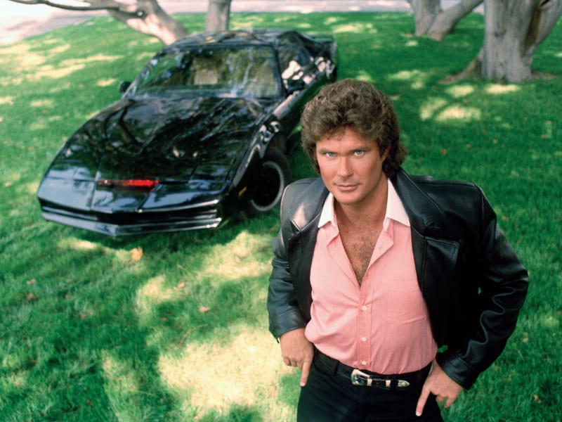 Trong phim truyền hình "Knight Rider" những năm 1980, siêu xe KITT được điều khiển tự động bằng máy tính, kích hoạt bằng giọng nói và được trang bị công nghệ giám sát tiên tiến giúp nó phát hiện các chướng ngại vật. Chiếc xe là phụ kiện của thám tử Michael Knight, do David Hasselhoff thủ vai. Ảnh: Getty Images. Những phát minh được hiện thực hóa từ khoa học viễn tưởng -0