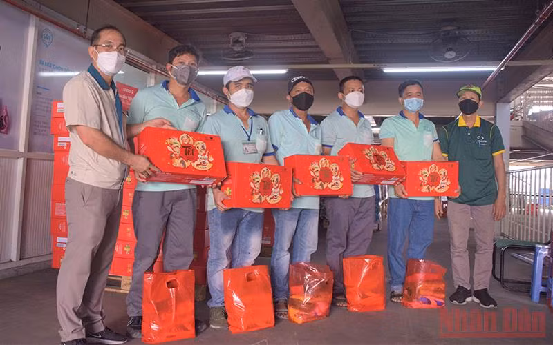 Công nhân Công ty cổ phần Taekwang Vina Industrial (Đồng Nai) nhận quà Tết. Ảnh: Thiên Vương