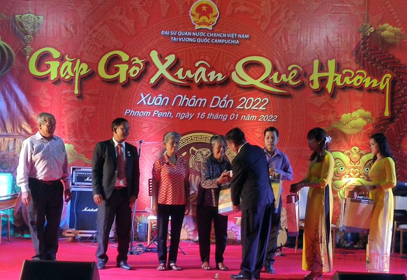 Đại sứ trao quà cho các gia đình gốc Việt Nam có nhiều đóng góp cho cộng đồng. (Ảnh: Nguyễn Hiệp) Gặp gỡ Xuân Quê hương 2022 tại Campuchia -0