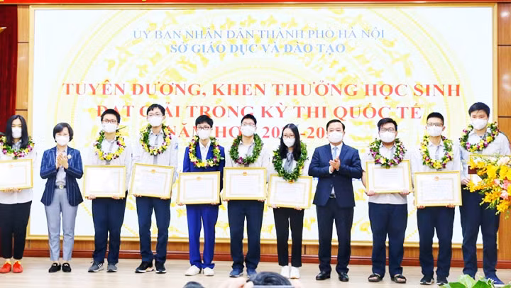 Hà Nội tuyên dương, khen thưởng các học sinh đoạt giải