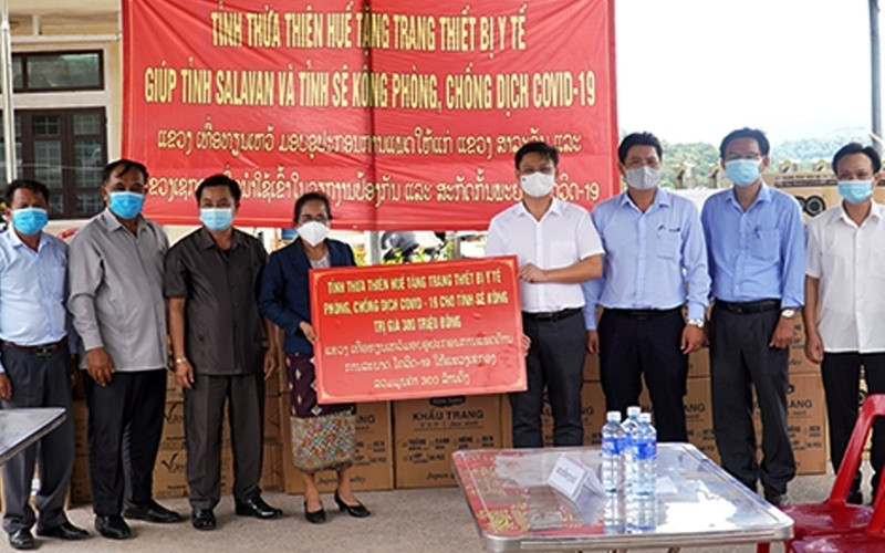 Lãnh đạo UBND tỉnh Thừa Thiên Huế trao tặng vật tư, trang thiết bị y tế cho tỉnh Sekong (Lào).