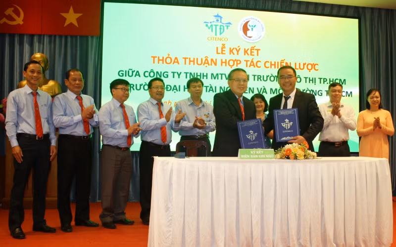 Quang cảnh lễ ký kết.