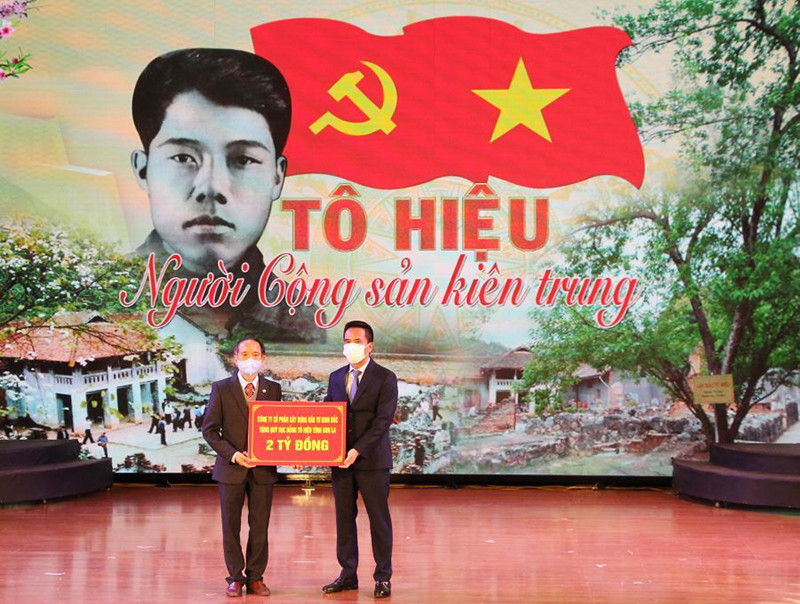 Các đơn vị tài trợ ủng hộ cho Quỹ Học bổng Tô Hiệu. Sơn La tọa đàm “Tô Hiệu - Người Cộng sản kiên trung” -0