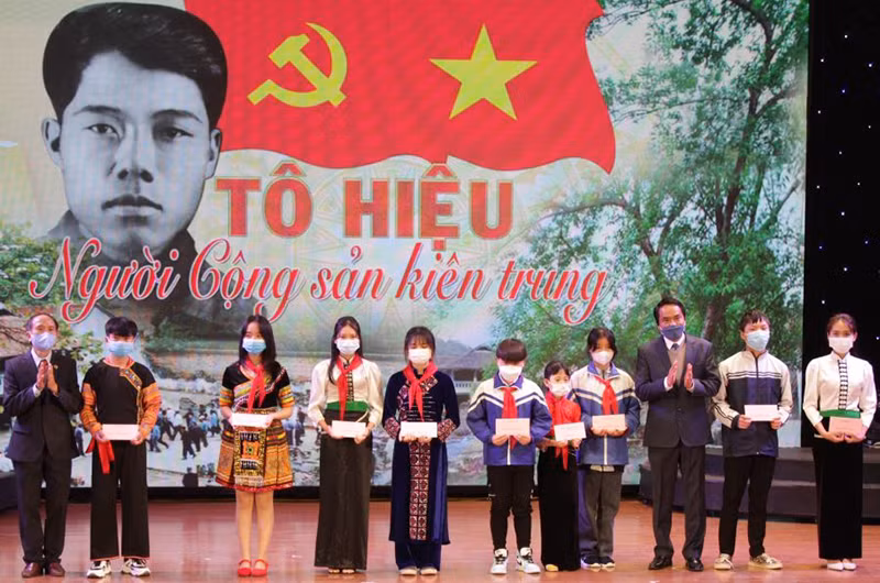 Lãnh đạo UBND tỉnh Sơn La và Hội Khuyến học tỉnh Sơn La trao học bổng cho các học sinh khó khăn, học tập tốt.