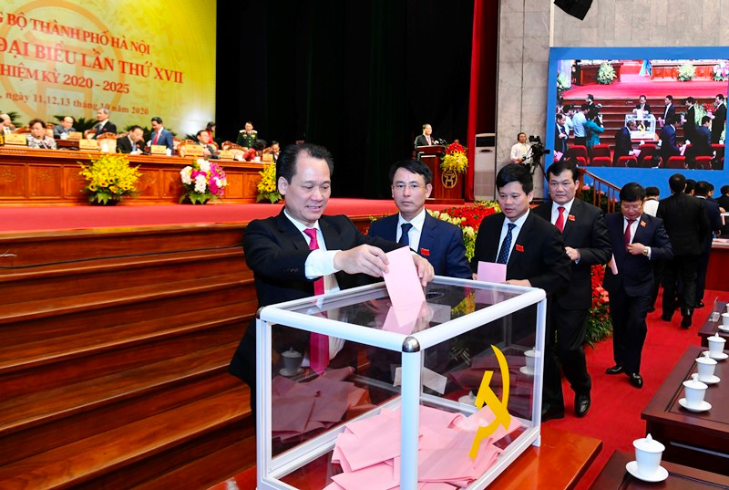 Các đại biểu bỏ phiếu bầu BCH Đảng bộ thành phố Hà Nội khóa 17, nhiệm kỳ 2020 - 2025. Đồng chí Vương Đình Huệ tái đắc cử Bí thư Thành ủy Hà Nội -0