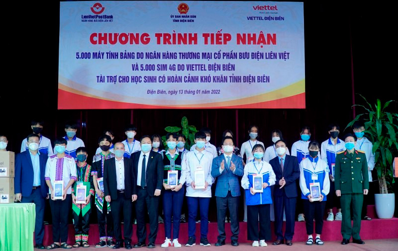Lãnh đạo tỉnh Điện Biên cùng đại diện học sinh tiếp nhận máy tính bảng, sim 4G do các đơn vị trao tặng.