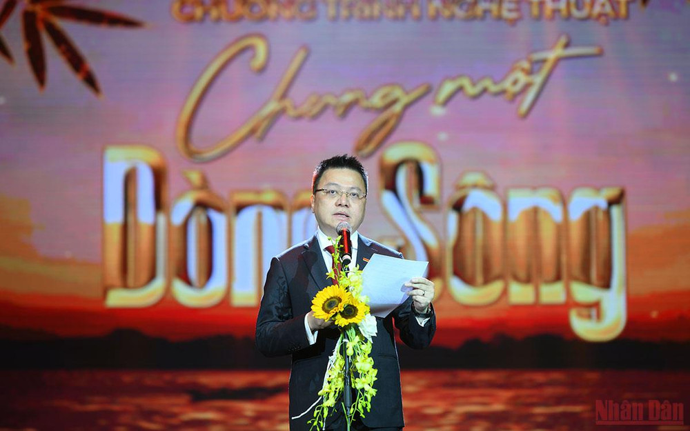 Đồng chí Lê Quốc Minh phát biểu khai mạc chương trình. (Ảnh: THÀNH ĐẠT) Chương trình nghệ thuật đặc biệt “Chung một dòng sông” -0