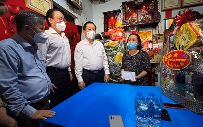 Đồng chí Nguyễn Trọng Nghĩa thăm, chúc Tết gia đình bà Triệu Lệ Anh