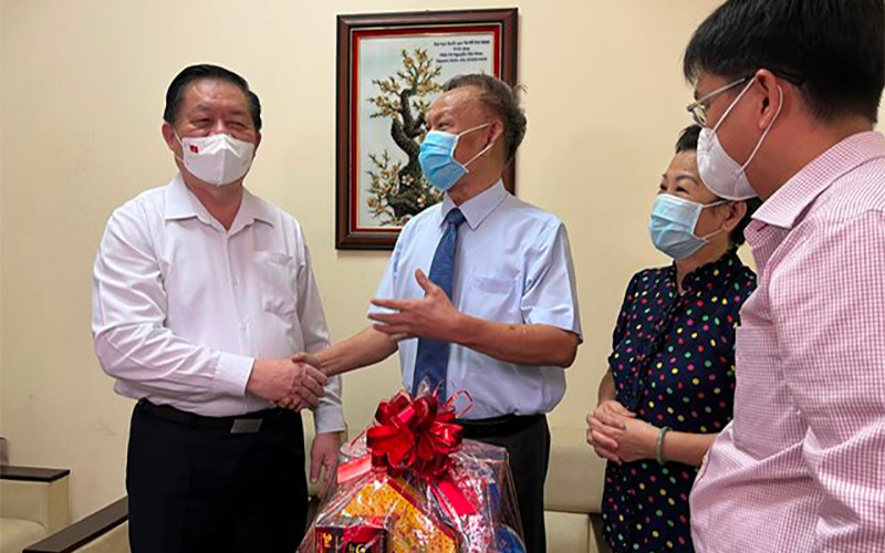 Đồng chí Nguyễn Trọng Nghĩa thăm, chúc Tết gia đình Phó Giáo sư, Tiến sĩ Nguyễn Tấn Phát. Đồng chí Nguyễn Trọng Nghĩa thăm, chúc Tết tại TP Hồ Chí Minh -0