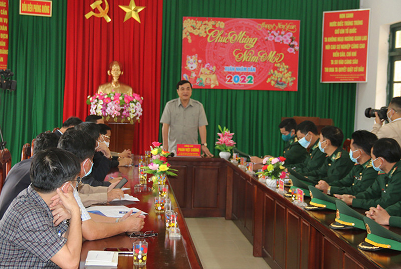 Lãnh đạo tỉnh thăm, tặng quà động viên cán bộ, chiến sĩ Đồn Biên phòng A Nông. Tặng quà, chúc Tết người dân miền núi Quảng Nam -0