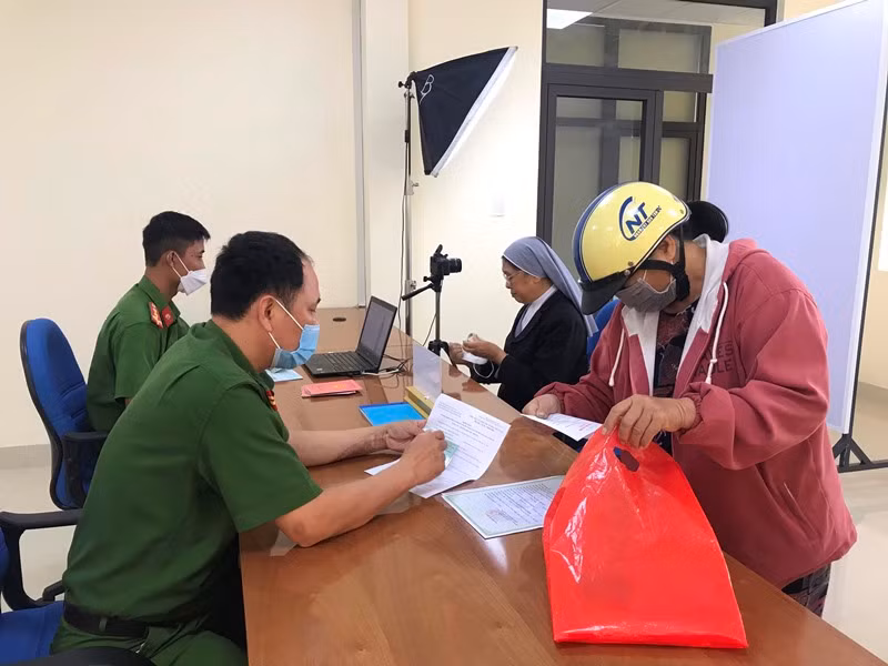 Người dânđược tạo điều kiện thuận lợi làm căn cước công dân tại Trung tâm phục vụ hành chính công tỉnh Kon Tum.