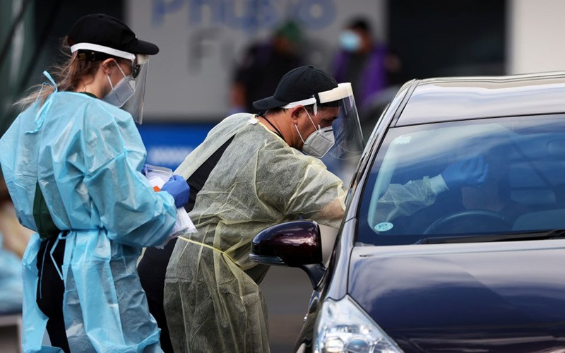 Nhân viên y tế lấy mẫu xét nghiệm Covid-19 cho người dân tại thành phố Auckland, New Zealand. (Ảnh: Reuters)