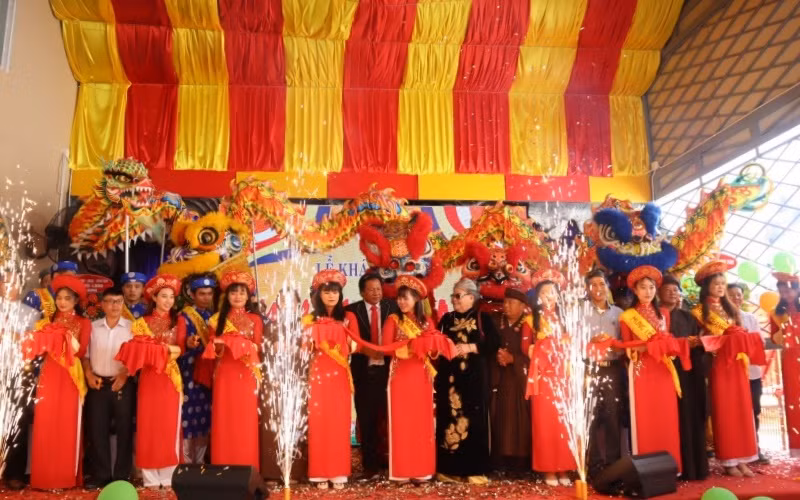 Các mạnh thường quân cắt băng khánh thành Mái ấm nhân ái.