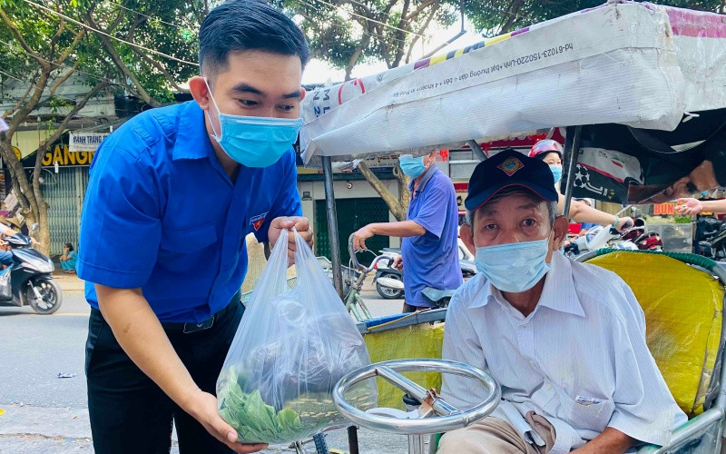 Ông Võ Văn Nhàn, 64 tuổi, vui mừng và xúc động khi nhận được phần quà từ chợ “0 đồng” quận Ninh Kiều. CT8-1624260532308.jpg