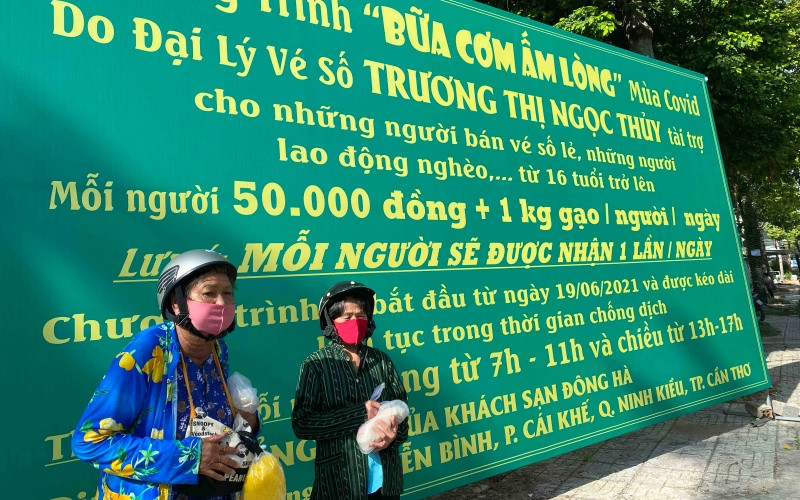 Chương trình “Bữa cơm ấm lòng” do Đại lý vé số Trương Thị Ngọc Thủy tài trợ cho người dân nghèo Cần Thơ. CT2-1624260531709.jpg