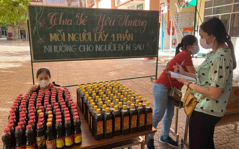 Thông điệp “Chia sẻ yêu thương” tại chợ “0 đồng” quận Ninh Kiều. CT7-1624260532710.jpg