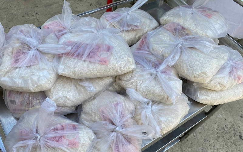 Những phần quà gồm 1kg gạo và 50.000 đồng/người/ngày. CT3-1624260532199.jpg