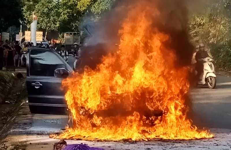 Cháy xe ô-tô trên đường Hồ Chí Minh -0