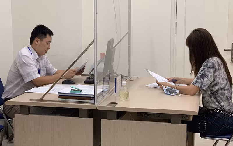 Thanh tra Sở Thông tin và Truyền thông Hà Nội làm việc với chủ tài khoản đăng thông tin sai sự thật. Ảnh: Nam Hào