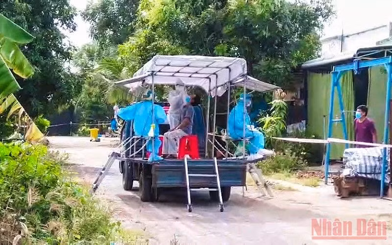 Đoàn viên, thanh niên huyện Tháp Mười thiết kế xe hỗ trợ lấy mẫu xét nghiệm lưu động trong khu phong tỏa.