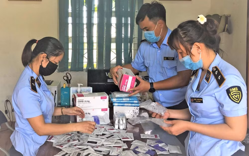 Lực lượng Quản lý thị trường thu giữ 100 bộ kit test nhanh Covid-19. (Ảnh: PHAN HOÀ). 