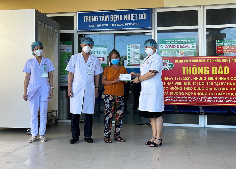 Bệnh viện Hữu nghị đa khoa Nghệ An trao quà hỗ trợ gia đình cháu bé với số tiền năm triệu đồng. Cháu bé thứ hai chào đời trong khu cách ly Covid – 19 ở Nghệ An -0