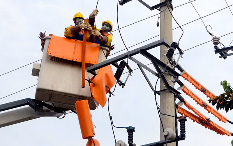 Công nhân Ðội sửa chữa hotline Công ty Ðiện lực Nam Ðịnh thay thế thiết bị trạm biến áp.