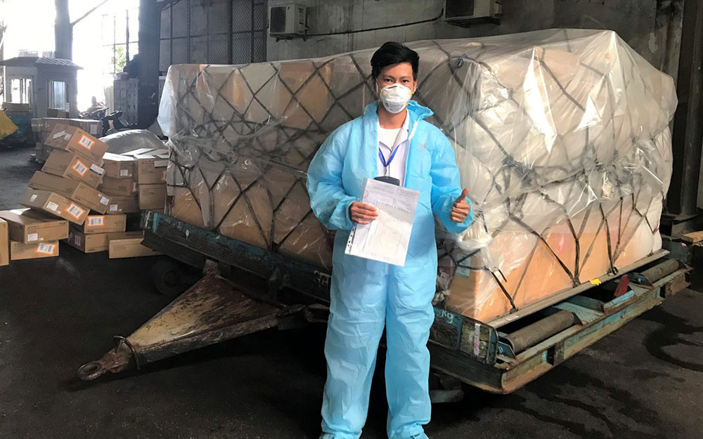 Nhân viên Bệnh viện Truyền máu - Huyết học TP Hồ Chí Minh nhận máu tại kho hàng của sân bay Tân Sơn Nhất. Thêm 2.000 đơn vị máu được chi viện tới TP Hồ Chí Minh -0