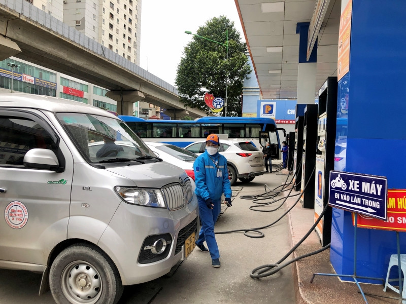 Nhiều ô-tô tới cửa hàng xăng dầu số 112 Trần Phú (quận Hà Đông, Hà Nội) để mua xăng trong chiều 9/2. Hà Nội bảo đảm đầy đủ nguồn cung xăng dầu -0