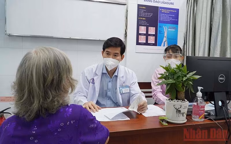 Bệnh nhân khám tại phòng khám Hậu môn trực tràng, Bệnh viện Chợ Rẫy.