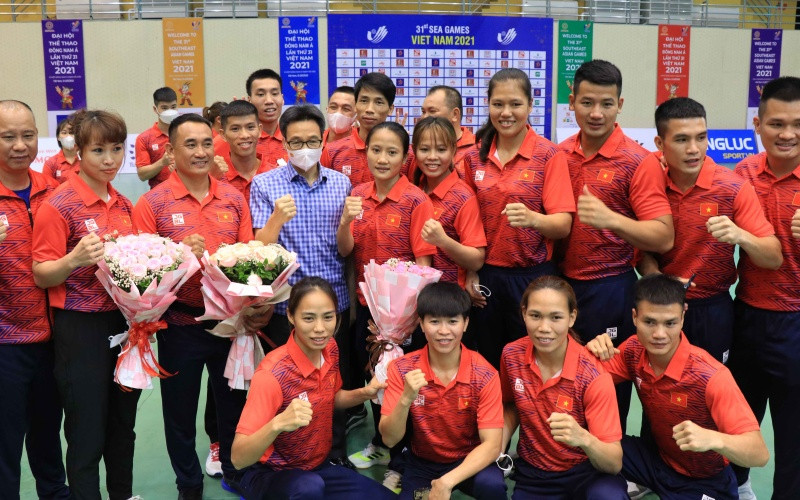 Phó Thủ tướng Vũ Đức Đam động viên Đoàn thể thao Việt Nam môn Kickboxing.