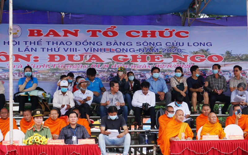 Hàng nghìn người từ các tỉnh có đội ghe, tỉnh lân cận và người dân Trà vinh không ngại nắng mưa đến dự Khai mạc Giải đua ghe ngo. DSC01418-1596276823039.jpg