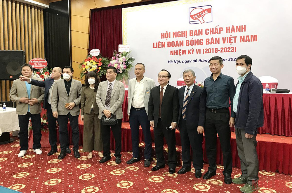 Ban Chấp hành Liên đoàn Bóng bàn Việt Nam chúc mừng ông Nguyễn Xuân Vũ. (Ảnh: TIẾN CƯỜNG)