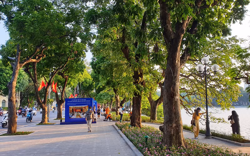 Hà Nội là một điểm đến yêu thích của nhiều người khi trời vào thu (Ảnh: T.LINH)